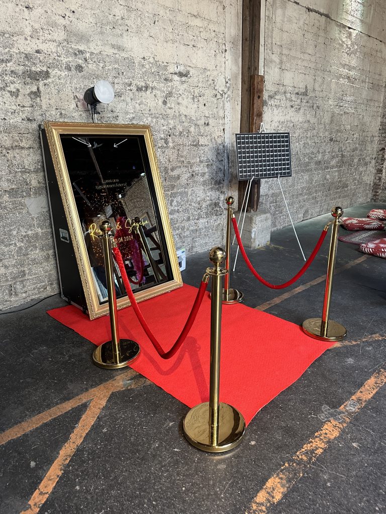 Fotospiegel – Firmenevent: Industrie-Loft mit rotem Teppich