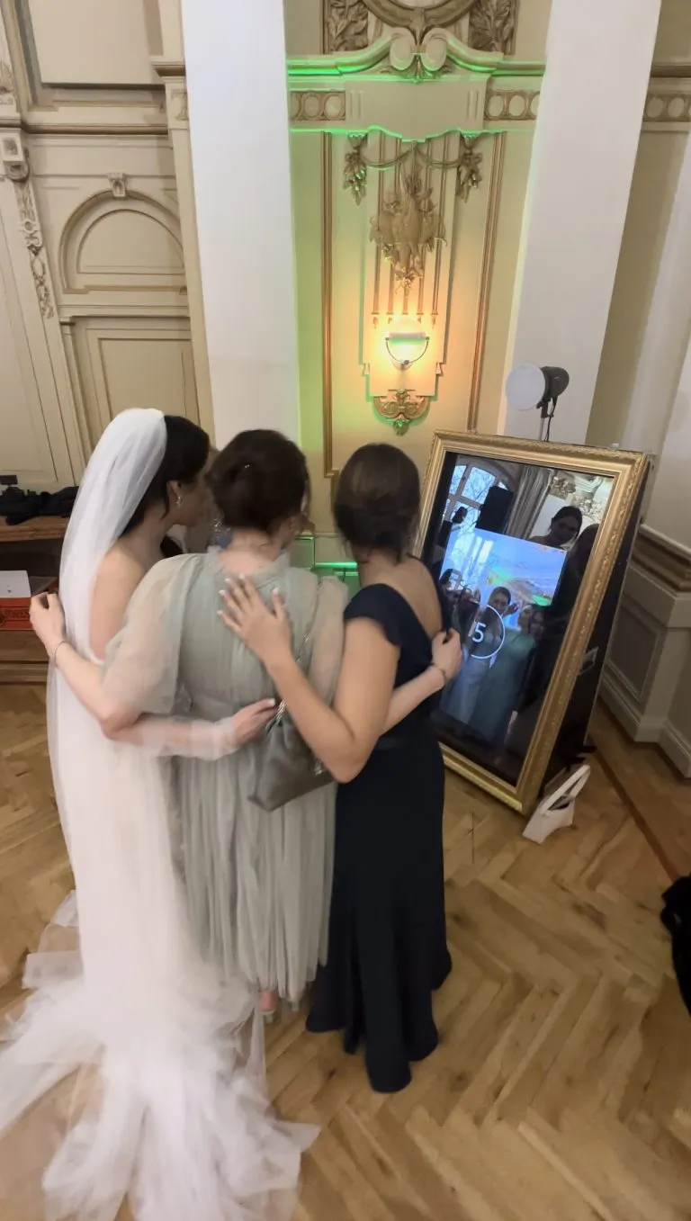 Fotospiegel (Magic Mirror) auf einer Hochzeit – Braut und Gäste vor dem Spiegel