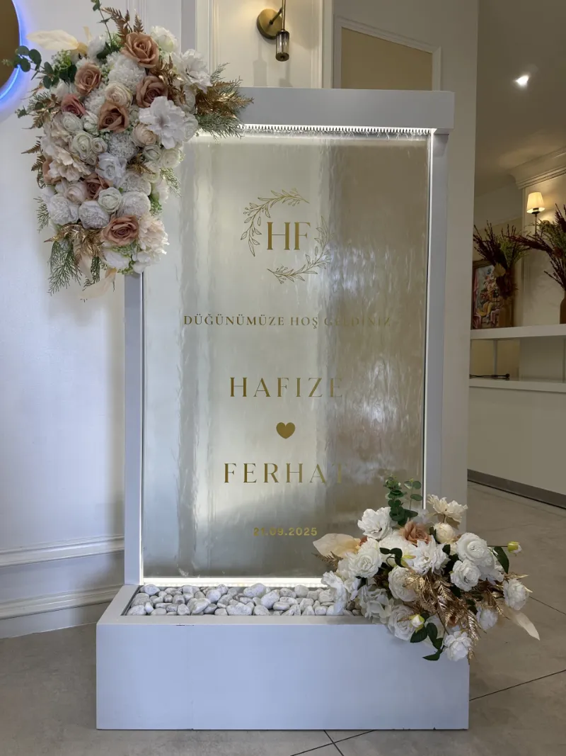 Wasserfall-Willkommensschild mit Namen und Datum am Hochzeitseingang