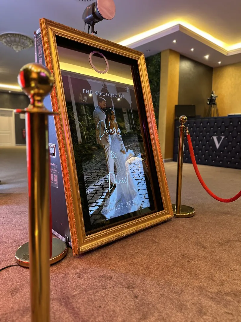 Magic Mirror Fotospiegel mit Goldrahmen und Hochzeits-Startbildschirm in Düsseldorf